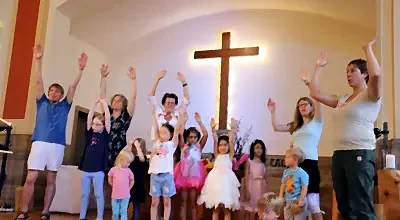 Kinder im Kindergottesdienst vor dem Kreuz